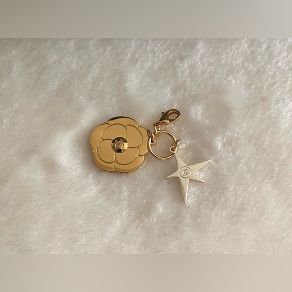Chanel 2025 Holiday Camellia Flower & Star Charm | Limited Edition - Picture 7 of 9